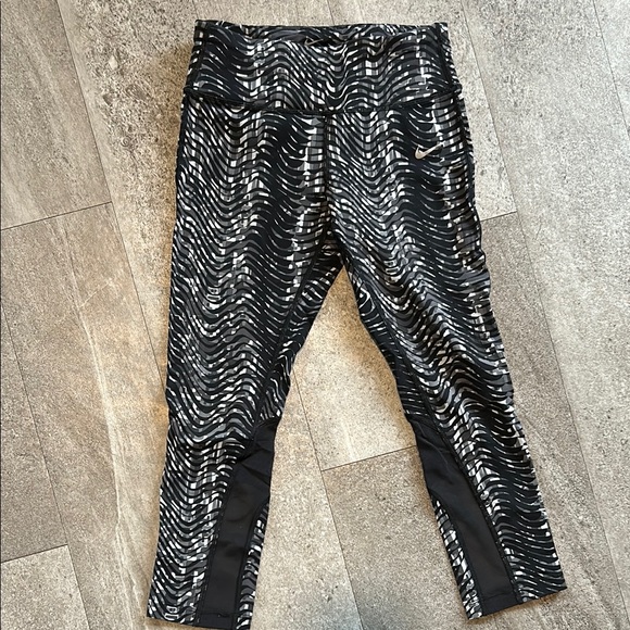 Nike Black and White Patterned Leggings - Picture 2 of 4